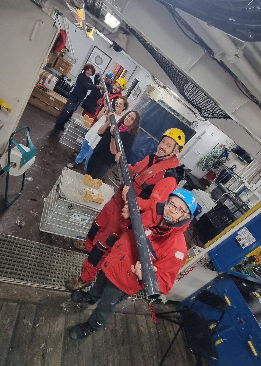CIM_Uvigo's tweet photo. 🌊🔬 As e os científicos do CIM participantes na segunda fase do 👉 proxecto #Bocats2 volveron da súa última campaña con datos 📋 sen precedentes sobre o fondo do #AtlánticoNorte.

Máis ℹ️ https://t.co/yu5ZVMdpKe

#FEDER #FEDERGalicia #HRS4R https://t.co/45AmijCuhd
