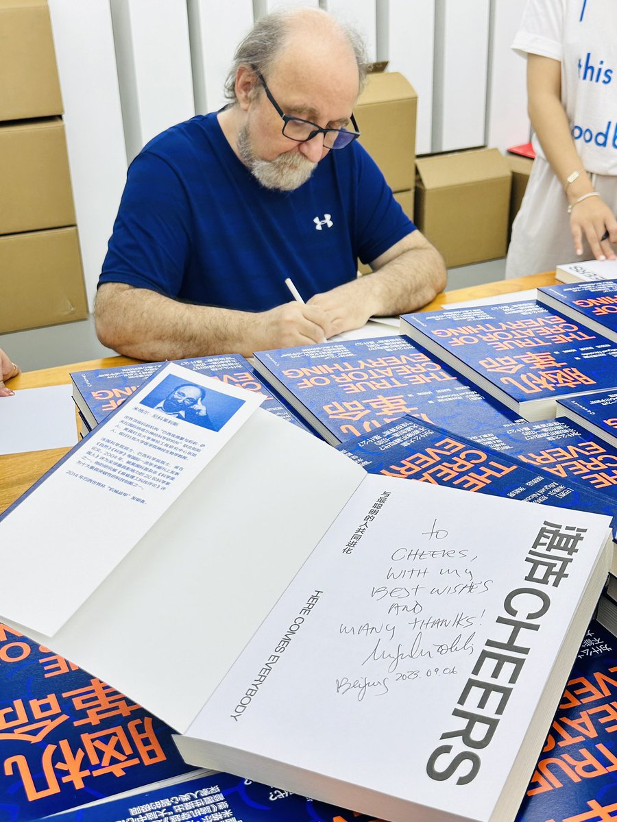 Cheers_Books's tweet photo. 🏠Cheers office is welcoming (intentional pause) Professor @MiguelNicolelis🤩 as his next station of Cheers’s #MasterTour!! Thank you Professor, for your kind words and all these signed books will sure go to Chinese readers who are impressed by your work deeply. https://t.co/rOCOVBA4Jf