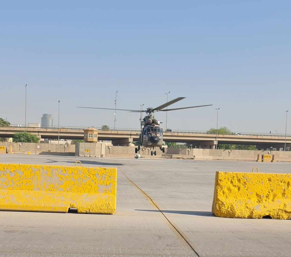 EMADmde's tweet image. Nuestros helicópteros en Irak @CJTFOIR siempre preparados #24siete para dar apoyo a la misión #InherentResolve en Irak y a los cerca de 300 militares 🇪🇦 @EjercitoTierra. #TASKFORCETORO codo con codo con la coalición en la lucha contra el DAESH
#MOPS