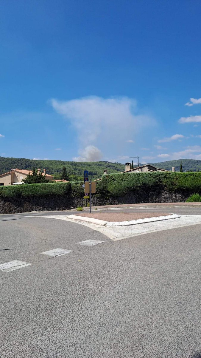 asso_psfdf's tweet photo. 🔴 En direct 

🔥 Un feu de forêt est en cours sur la commune de #Flayosc [#Var-83]

📍 Route de la Matourne 
🌳 2 hectares ont brûlés 
🚒 70 sapeurs-pompiers sur place 
🚁 2 HBE

___

©️ Aurelien Cousin

- Évitez le secteur. 

- Facilitez l’accès aux services de secours. 

⤵️ Suivis: 
https://t.co/vyiZeqiElg 

 #incendie #FeuxDeForêt #GIFF #PSFDF #SDIS83