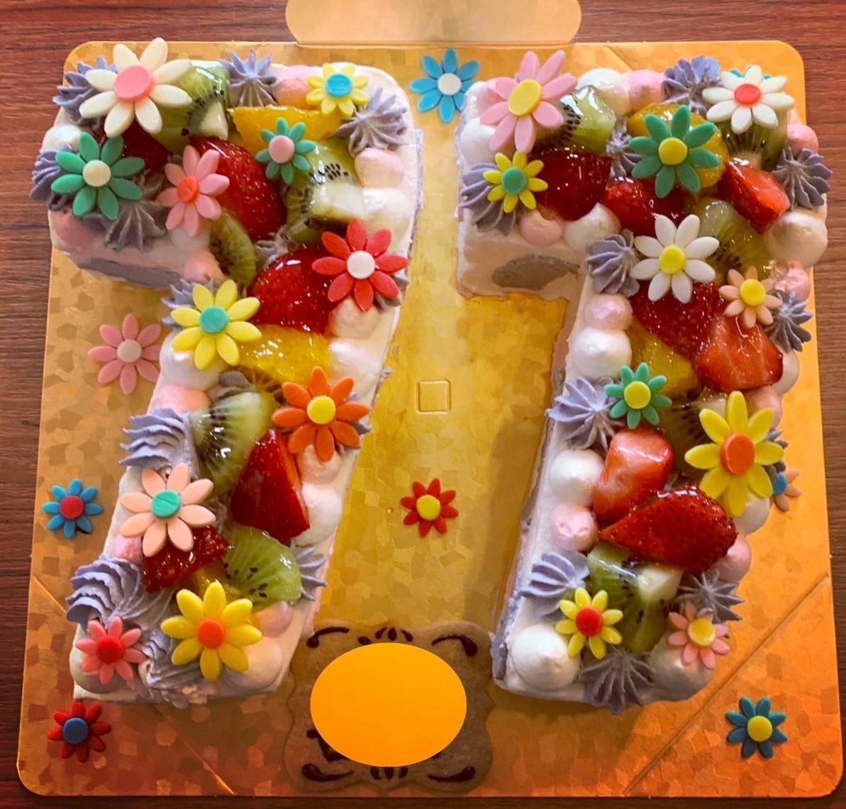 Leafstone06's tweet photo. ナンバーケーキ77
喜寿のお祝い🥂おめでとう御座います
ご利用頂きありがとうございます♪
クリームは喜寿カラーの紫をアクセントに
フルーツと花(チョコ)をカラフルに華やかに♫
#リーフストーン #オーダーケーキ #バースデーケーキ #ナンバーケーキ #喜寿 #サプライズケーキ #北九州 #Leafstone https://t.co/qXQWoJMiXq