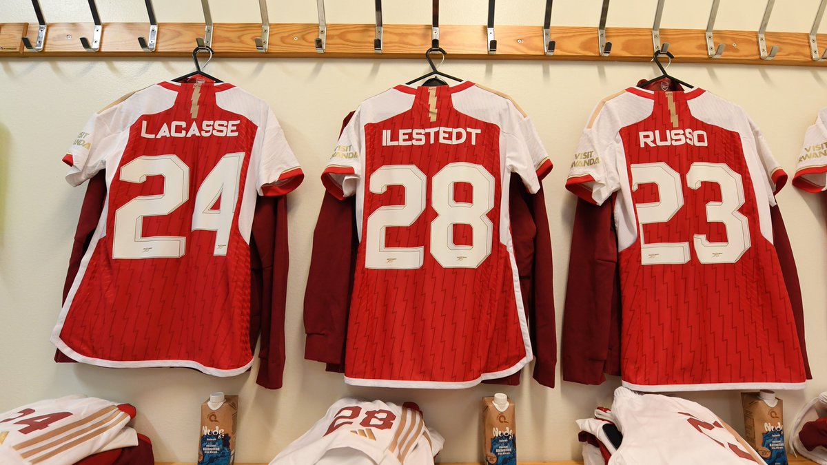 CANSoccerDaily's tweet photo. Cloé Lacasse makes her Arsenal debut! 🇨🇦

The #CanWNT/#CanXNT forward is in the starting XI alongside fellow debutants Alessia Russo and Amanda Ilestedt.

#AFC are taking on Swedish side Linköping in a #UWCL Round 1 qualifier.

#AWFC | #ARSLIN https://t.co/kXnnK2Tk2P