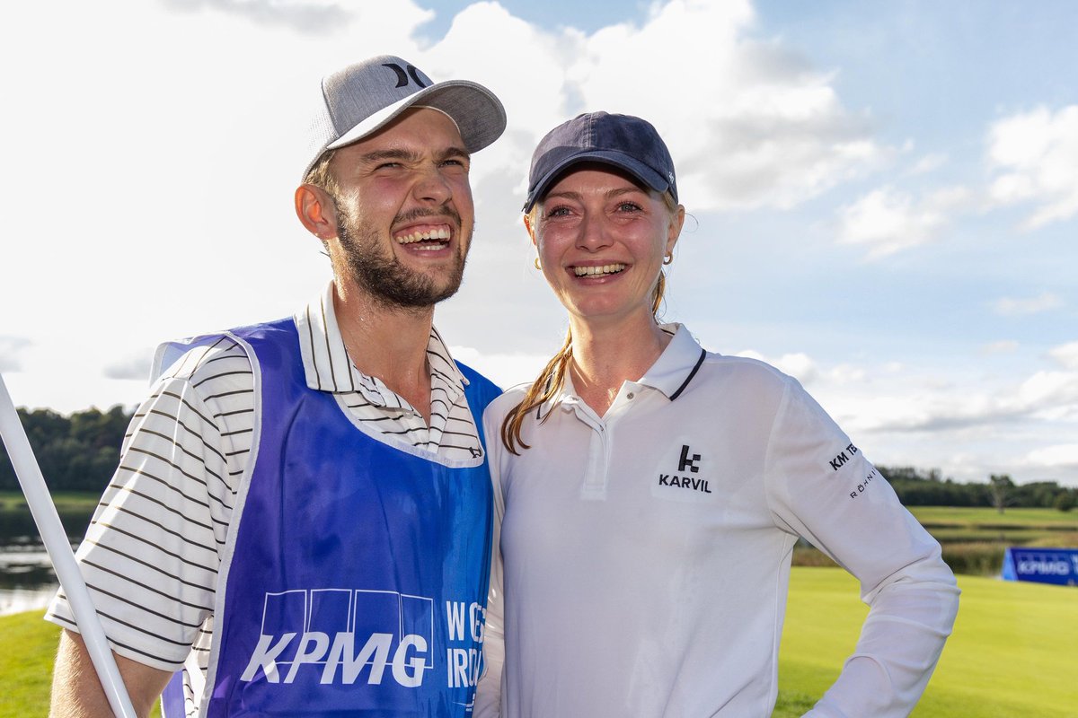GolfChannel_PL's tweet photo. 🇩🇰 @smillasonderby wykręciła rundę 62, trafiła 🦅 w dogrywce, wygrała ☘️ @KPMGWomensOpen i zdobyła pierwsze trofeum @LETgolf! Jej caddiem jest wielokrotny Klubowy Mistrz Polski - 🇵🇱 Mikolaj Kniaginin. Gratulacje! #GoMiki! #GoSmilla! ✌️
https://t.co/84SinbUoXY
#GolfChannelPolska https://t.co/5CE2Jhv5no