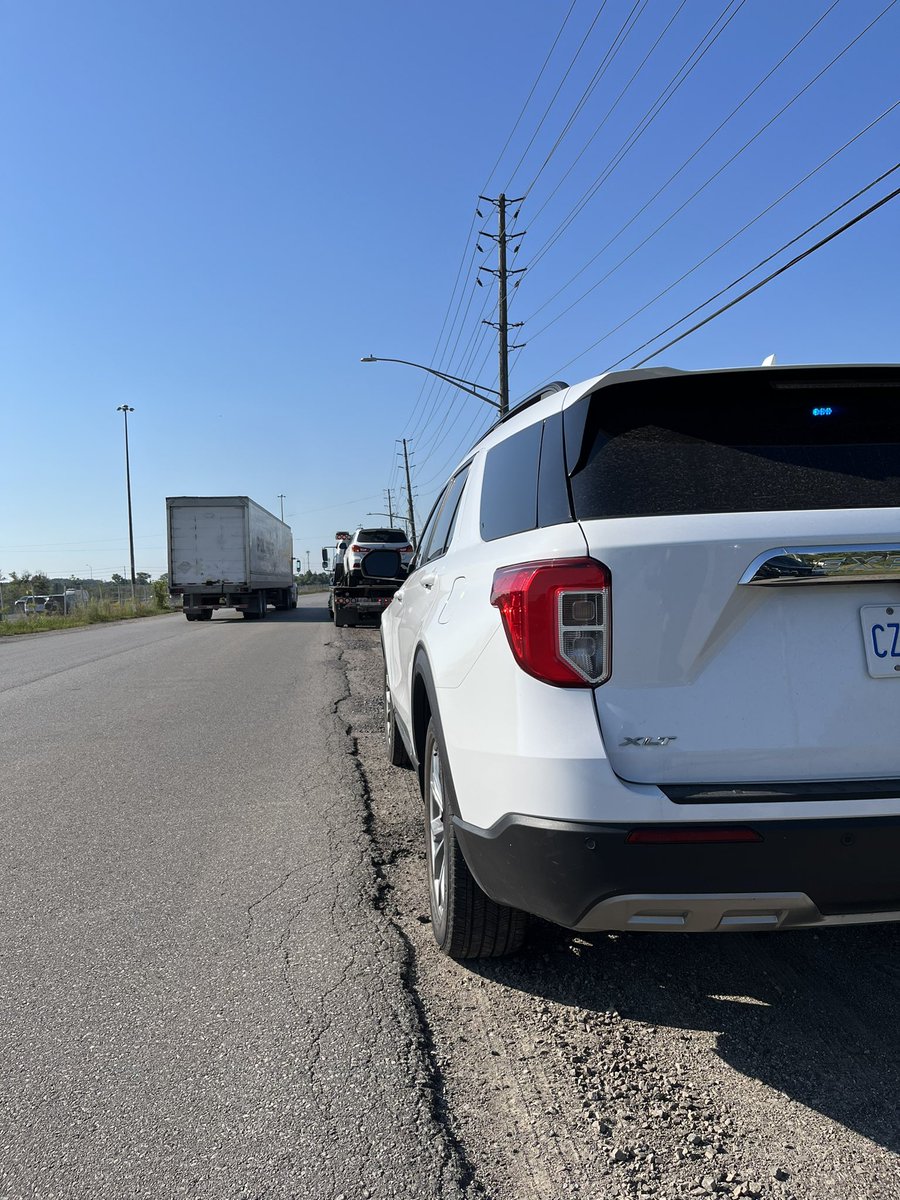 HRPS_Comm's tweet image. Another Stunt driver stopped in Oakville this morning at 9:15. Driver was on their way to work speeding 104km/hr in a posted 60km/zone on North Service Rd. Licence has been suspended for 30 days, vehicle impounded for 14 days and driver must appear in court. #SafeStart ^JW