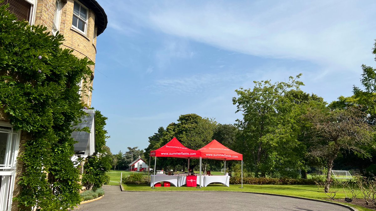 SFSOxford's tweet image. Glorious sunshine to greet the boarders and their families as they return for the Michaelmas term. The grounds are looking fantastic - thank you to our Grounds team who have worked so hard over the summer preparing for the start of the football season. #startofterm #welcomeback