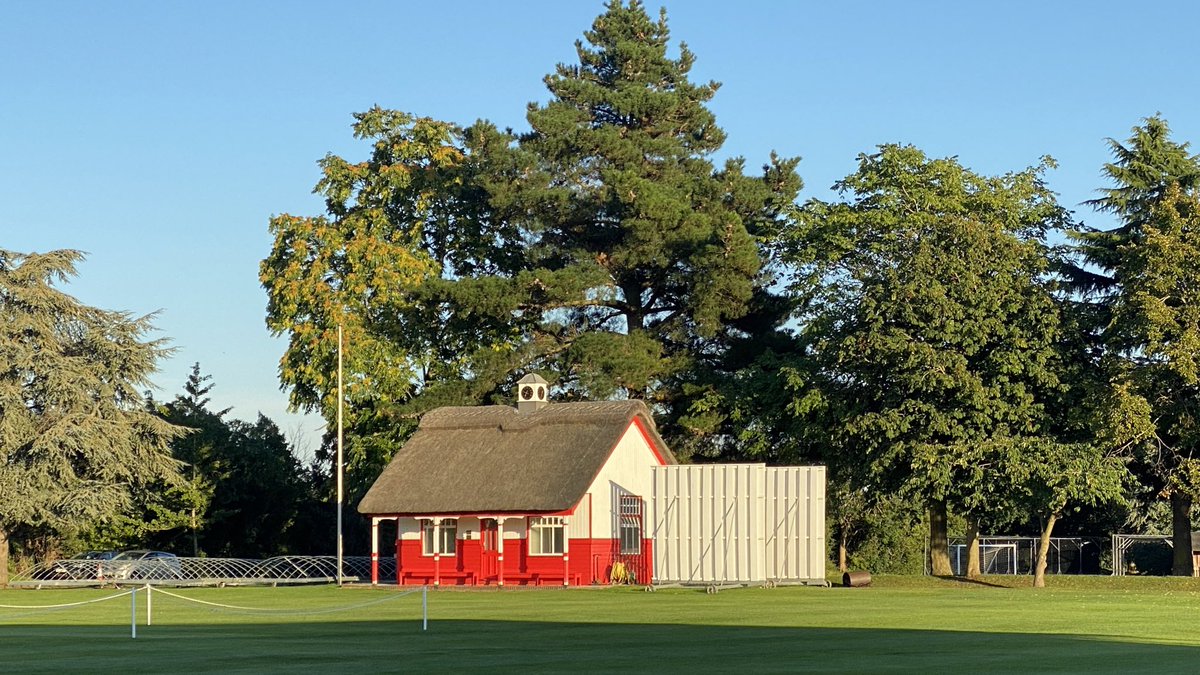 SFSOxford's tweet image. Glorious sunshine to greet the boarders and their families as they return for the Michaelmas term. The grounds are looking fantastic - thank you to our Grounds team who have worked so hard over the summer preparing for the start of the football season. #startofterm #welcomeback