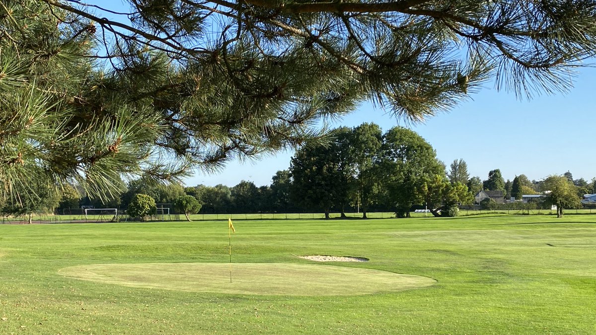 SFSOxford's tweet image. Glorious sunshine to greet the boarders and their families as they return for the Michaelmas term. The grounds are looking fantastic - thank you to our Grounds team who have worked so hard over the summer preparing for the start of the football season. #startofterm #welcomeback