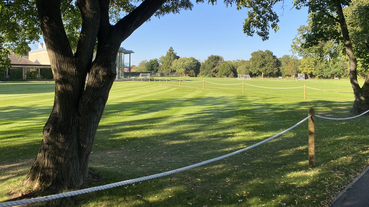 SFSOxford's tweet image. Glorious sunshine to greet the boarders and their families as they return for the Michaelmas term. The grounds are looking fantastic - thank you to our Grounds team who have worked so hard over the summer preparing for the start of the football season. #startofterm #welcomeback
