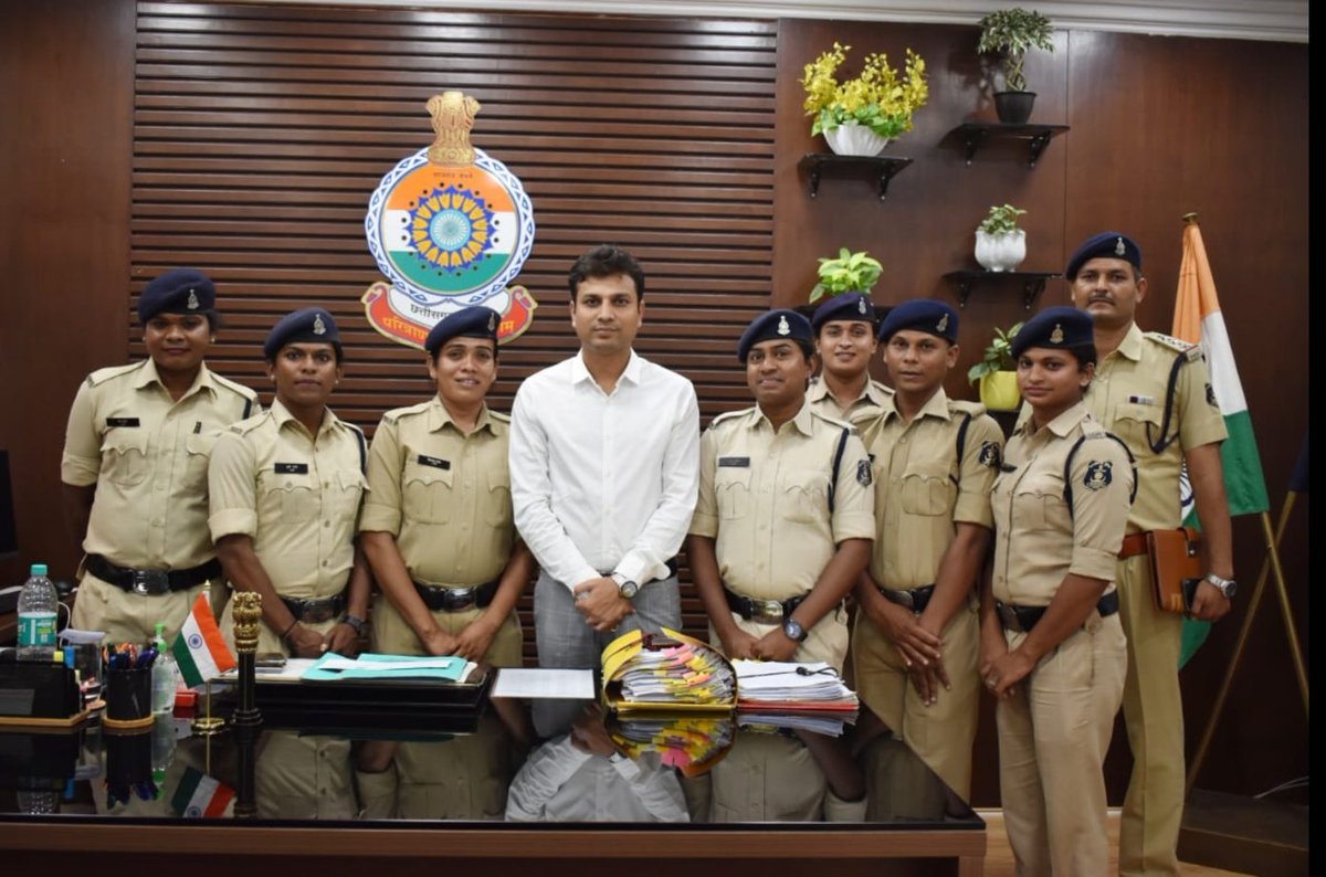 थर्ड जेंडर के 8 आरक्षकों को ट्रेनिंग कम्पलीट करने के पश्चात् थानों में उनकी पहली पोस्टिंग का आदेश जारी हुआ है। थर्ड जेंडर के ये सभी आरक्षक अपनी पहली पदस्थापना को लेकर काफ़ी उत्साहित हैं। लोगों की सुरक्षा और सेवा के लिए पूरी तत्परता और लगन से अपनी ड्यूटी करने का जज़्बा रखते हैं।