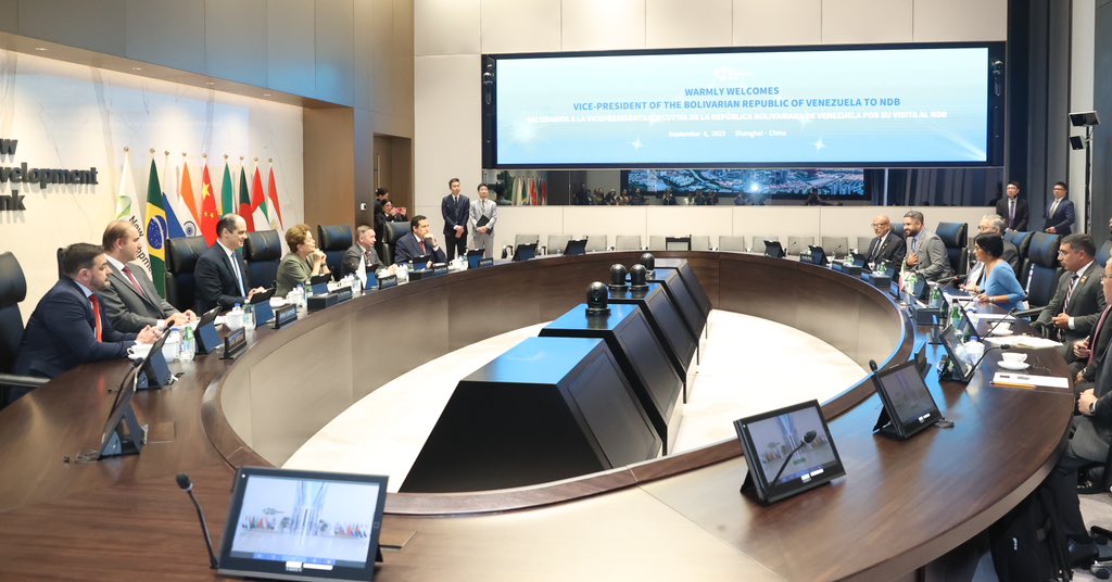 delcyrodriguezv's tweet photo. En el marco de nuestra visita oficial a la República Popular China, sostuvimos una cordial reunión con la presidenta del Nuevo Banco de Desarrollo de los #BRICS, Dilma Rousseff (@dilmabr). En nombre del Pdte. @NicolasMaduro, reiteramos el compromiso del Gobierno Bolivariano de Venezuela por contribuir al fortalecimiento de la cooperación Sur-Sur. Creemos en la construcción de una nueva arquitectura financiera global.