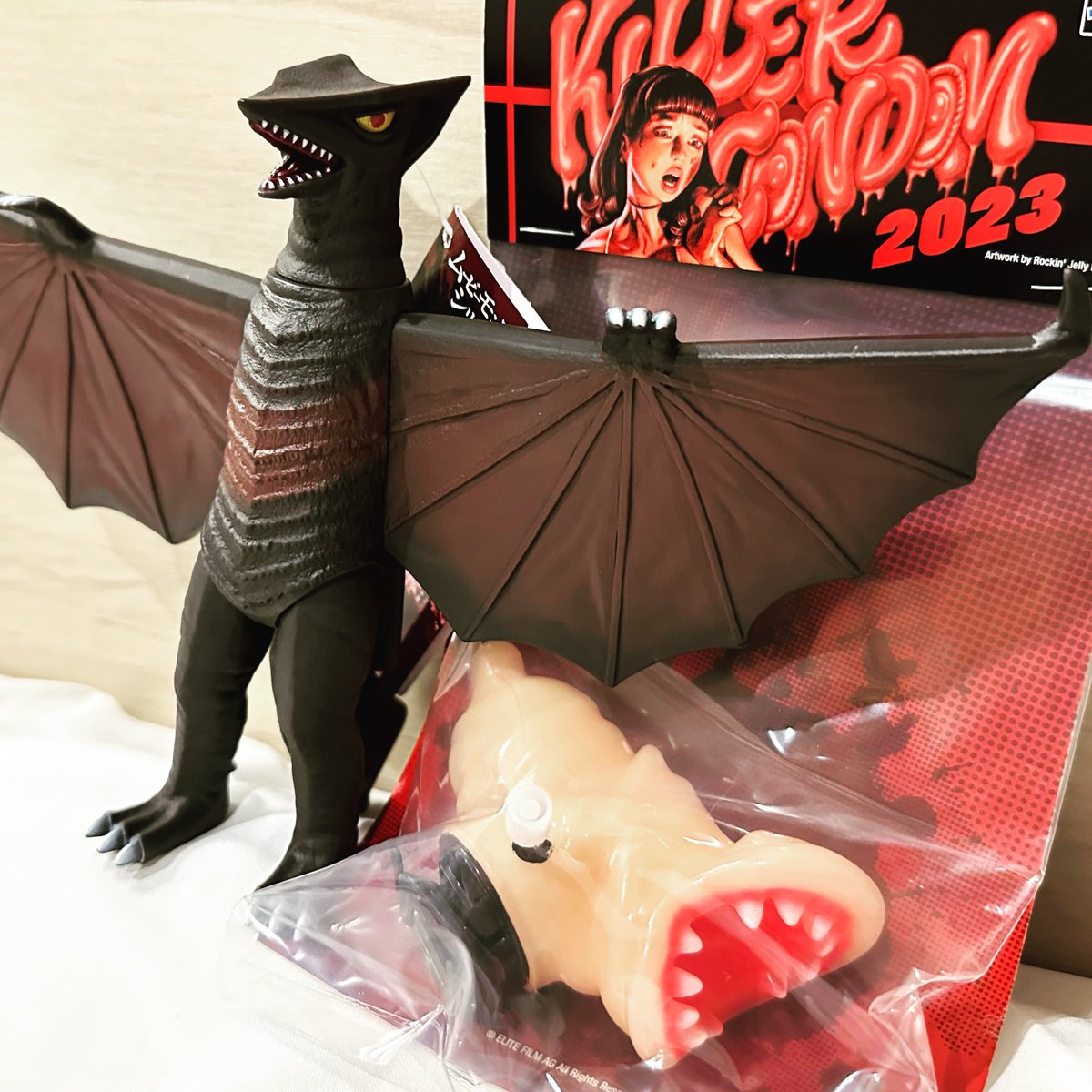 rj_graphics's tweet photo. 今日は視察で来てますからね、お仕事ですからね!
とりま、今日の品 ^ - ^
#ソフビ #sofubi #怪獣 #ギャオス #キラーコンドーム #killercondom https://t.co/i3jADyoJ5I