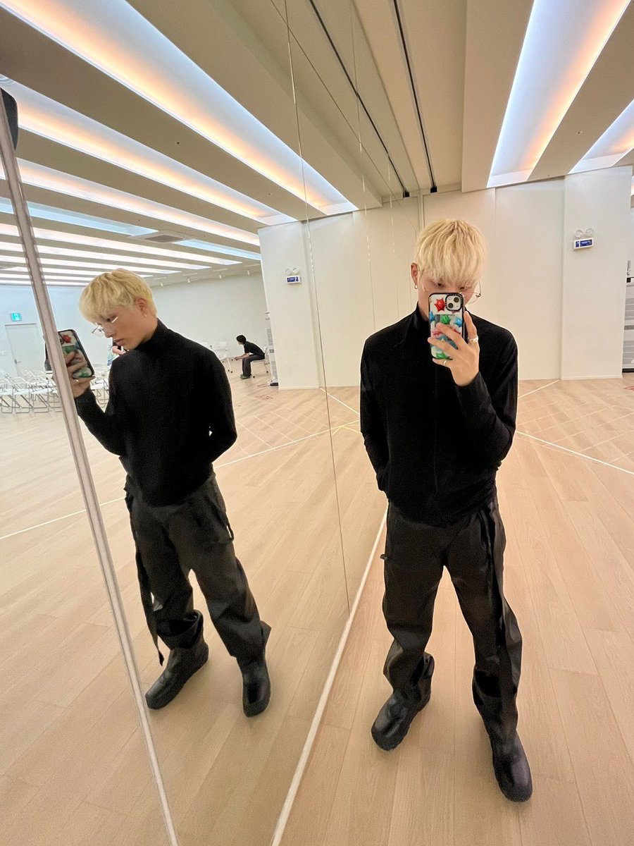 P1H_members's tweet photo. She said she wish there was two of me 😱😈🖤

#P1Harmony #KEEHO https://t.co/IxeWjbsa4a