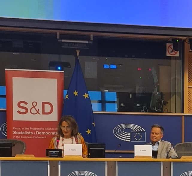 Turno para @Teresaribera también referente europea  transición ecoĺógica. Desde lo global a lo local, alertando de los riesgos de paralizarse y no avanzar ante el gran reto del cambio climático y la descarbonización.
#socialeurope @TheProgressives