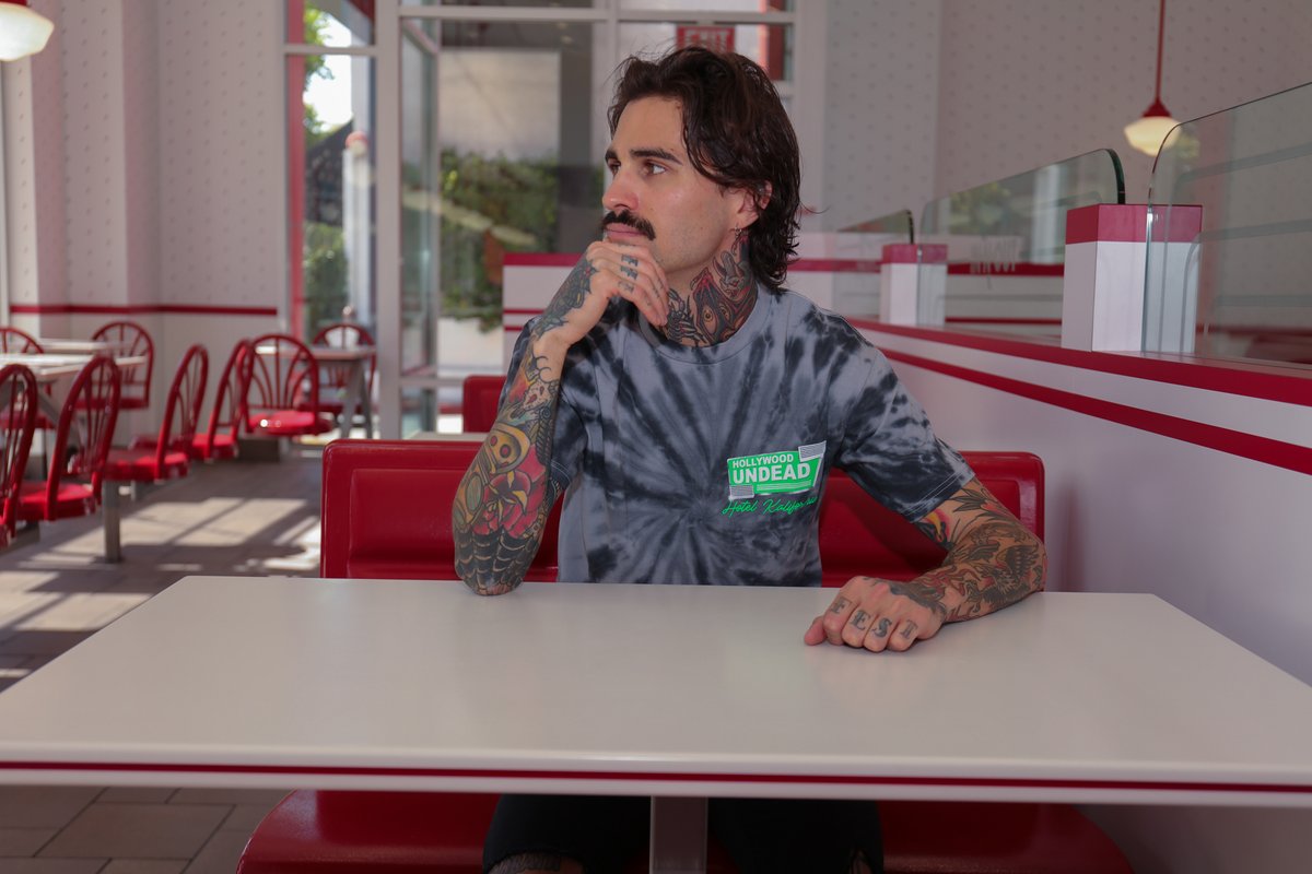 hollywoodundead's tweet image. Grab a burger and chow down on this good news 🍟 We’ve got a limited amount of our Burger Joint Tees available for the Undead Army 🕊

🍔 🍔 🍔

Grab yours at store.hollywoodundead.com NOW! (side of fries not included with purchase)

#hollywoodundead #burgerjoint #limitededition