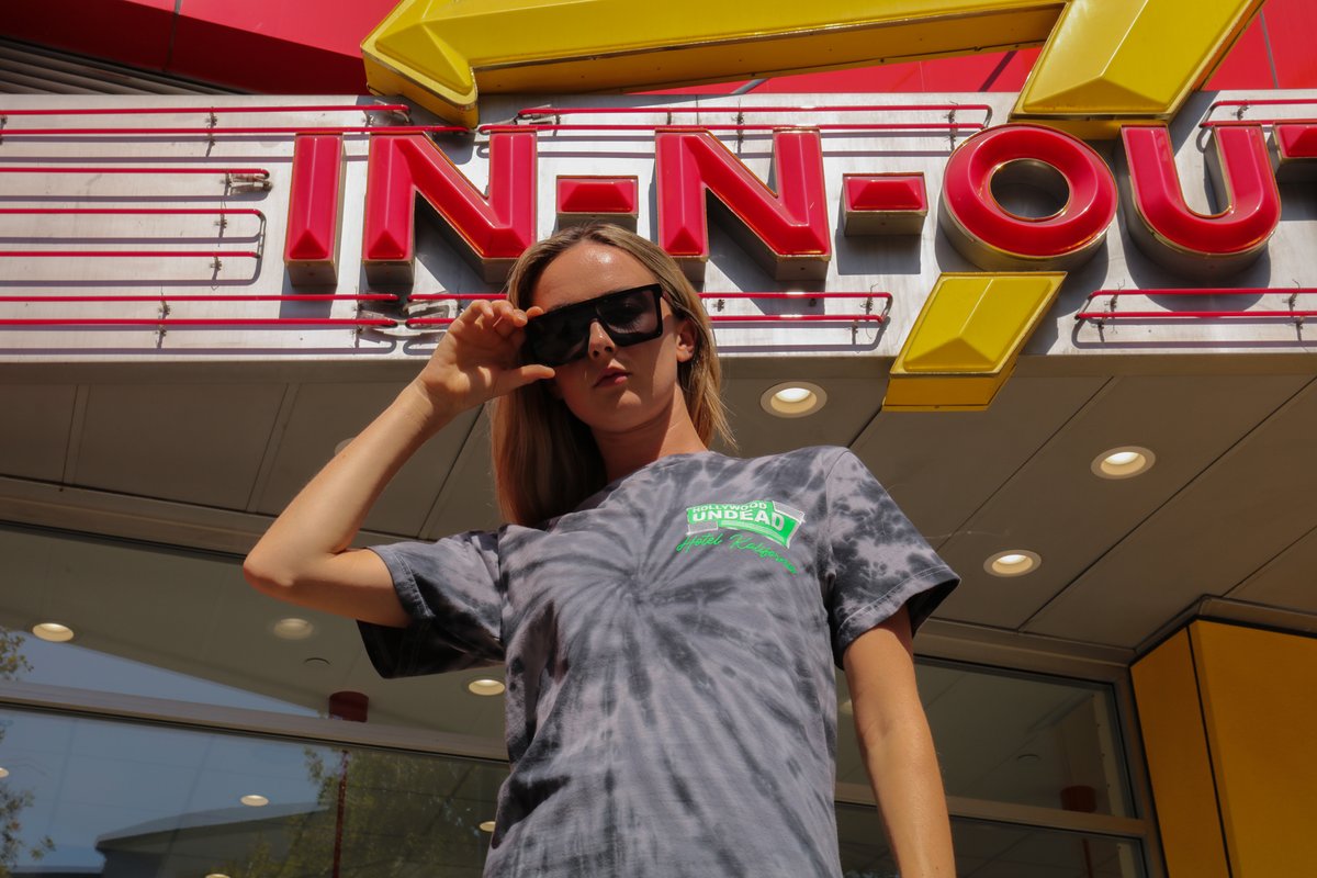 hollywoodundead's tweet image. Grab a burger and chow down on this good news 🍟 We’ve got a limited amount of our Burger Joint Tees available for the Undead Army 🕊

🍔 🍔 🍔

Grab yours at store.hollywoodundead.com NOW! (side of fries not included with purchase)

#hollywoodundead #burgerjoint #limitededition