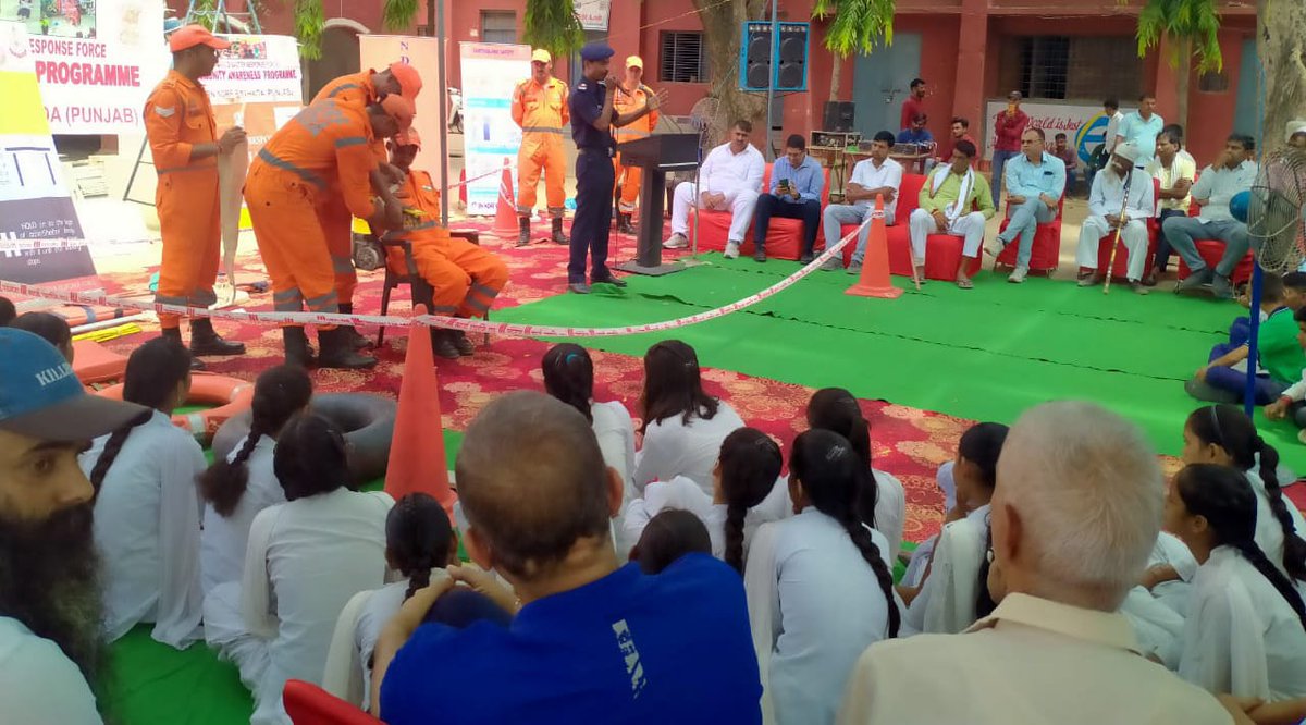 07NDRF's tweet photo. #Team7BnNDRF conducted #CAP under Famex at Pataudi, Gurugram (HRY).
Topics Covered
Flood safety &amp; Rescue Techniques
CPR
Bandage
Bleeding Control
Splinting 
Dos &amp; Don'ts during Earthquake
Precautions during Heat Waves
@ndrfhq 
@atulkarwal
@ndmaindia 
@cmohry
@ANI 
@DC_Gurugram https://t.co/GNYRkEXm3r