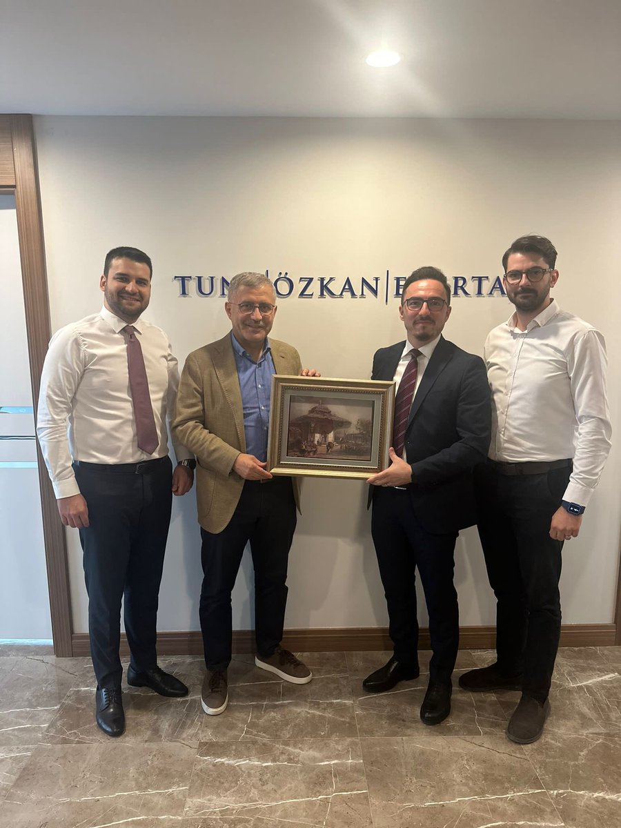 Hukuk büromuzu ziyaret edip bizleri mutlu eden kıymetli Üsküdar Belediye Başkanımız <a href="/hilmiturkmen34/">Hilmi Türkmen</a> ‘e teşekkür ederiz.