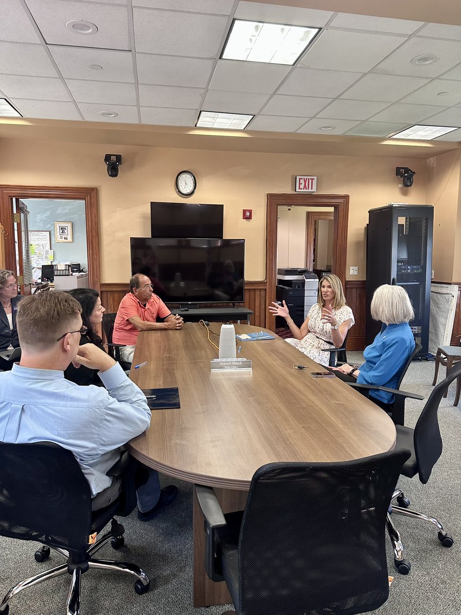 Lori Trahan tweet media