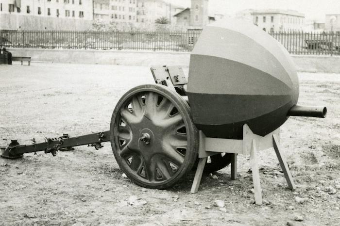 We usually don't post aircraft stuff... But this umbrella-lookalike oddity - theorized to have been a mockup for the mounting of the 75/32 into an aircraft's nose - really deserves a share.