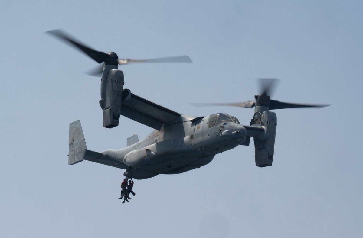 Camp_Lemonnier's tweet photo. Joining forces

#VMM364, #MSRON11, and #82ERSQ teamed up in a joint search and rescue training.

This joint training allowed each unit to strengthen communication and better their skills for real maritime search and rescue operations.

@USNavy  @USMC @usairforce https://t.co/9LWBmKmbKw
