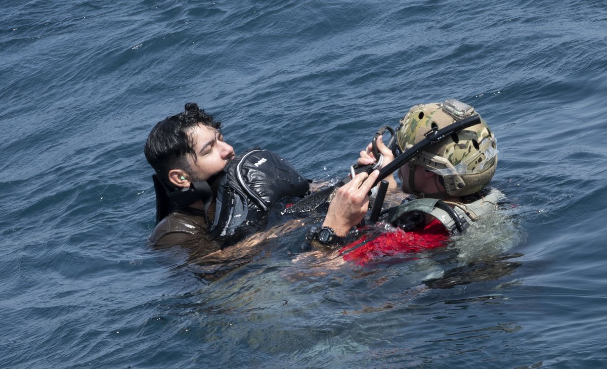 Camp_Lemonnier's tweet photo. Joining forces

#VMM364, #MSRON11, and #82ERSQ teamed up in a joint search and rescue training.

This joint training allowed each unit to strengthen communication and better their skills for real maritime search and rescue operations.

@USNavy  @USMC @usairforce https://t.co/9LWBmKmbKw