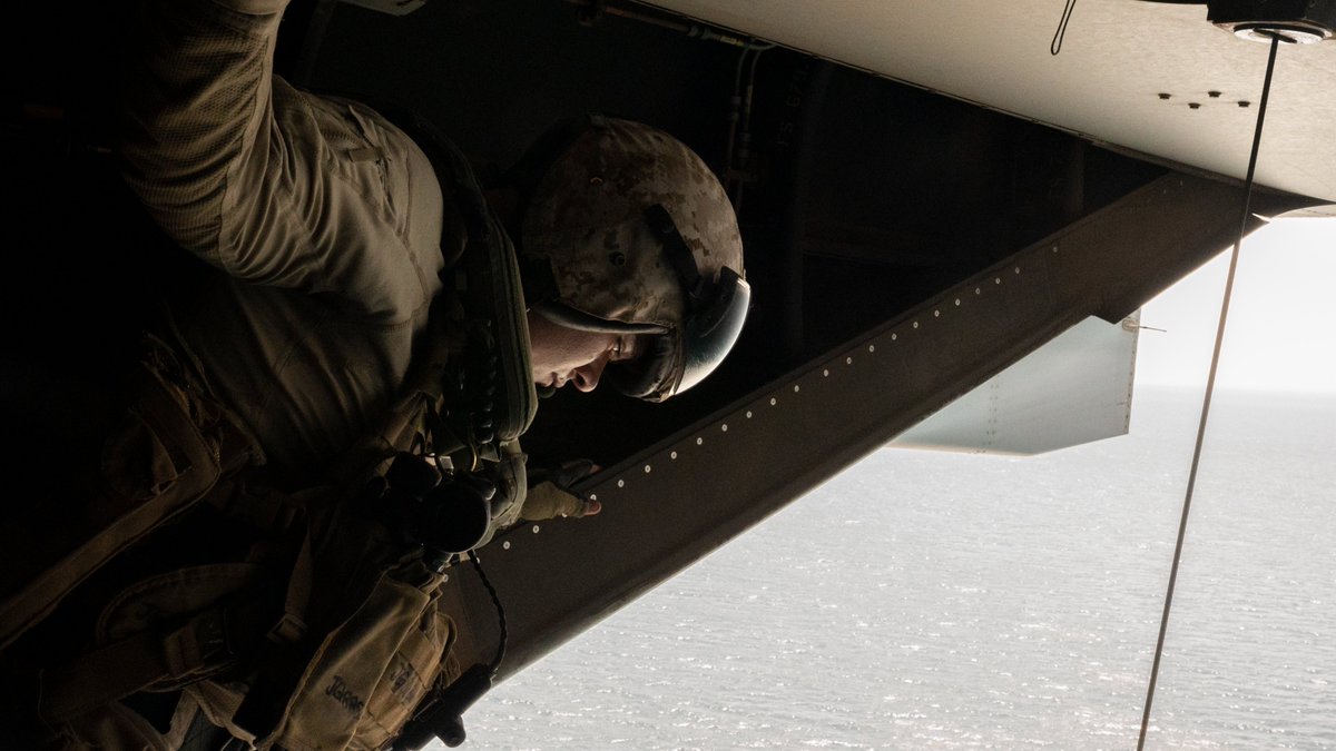 Camp_Lemonnier's tweet photo. Joining forces

#VMM364, #MSRON11, and #82ERSQ teamed up in a joint search and rescue training.

This joint training allowed each unit to strengthen communication and better their skills for real maritime search and rescue operations.

@USNavy  @USMC @usairforce https://t.co/9LWBmKmbKw