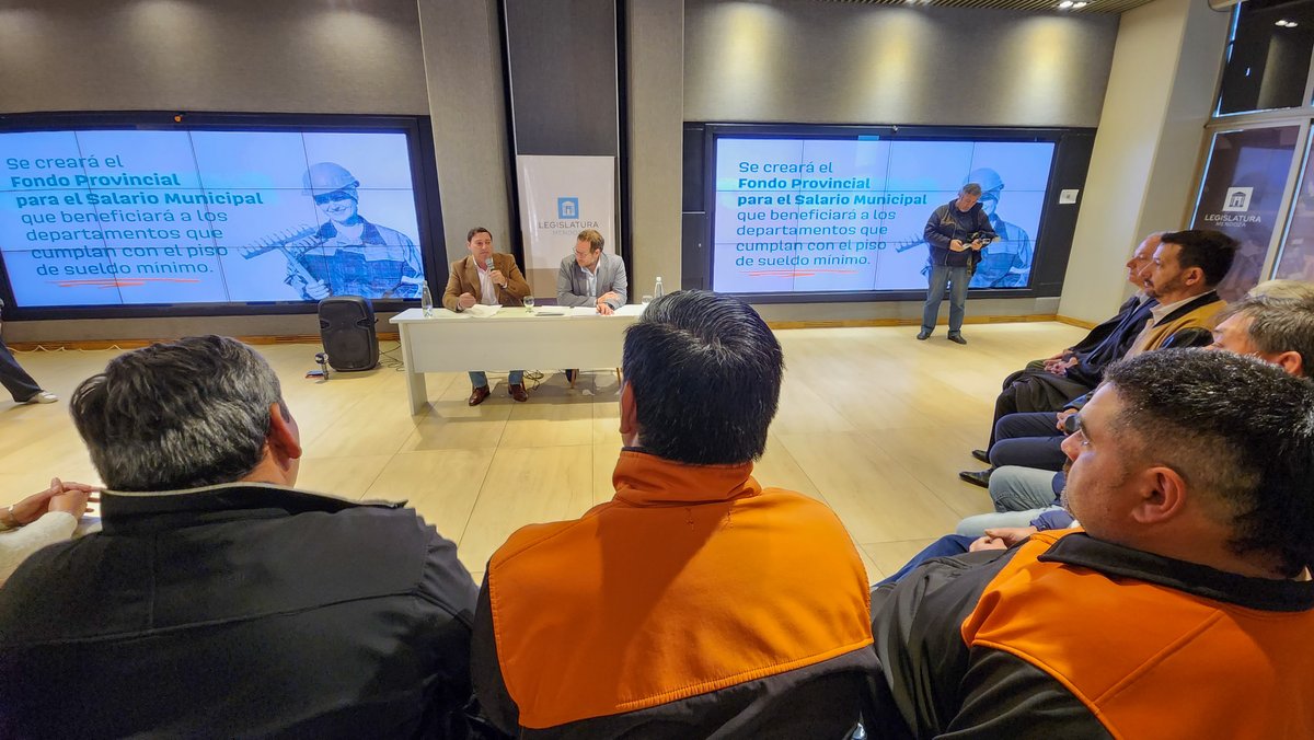 ParisiOmar's tweet photo. Presentamos en la @LegislaturaMdz un proyecto para crear el Consejo Provincial del Salario Municipal.

No puede ser que trabajadores y trabajadoras que mejoran nuestra calidad de vida cobren sueldos de miseria, porque hace 7 años que no hay paritarias para sueldos municipales. https://t.co/IcEayrBibV