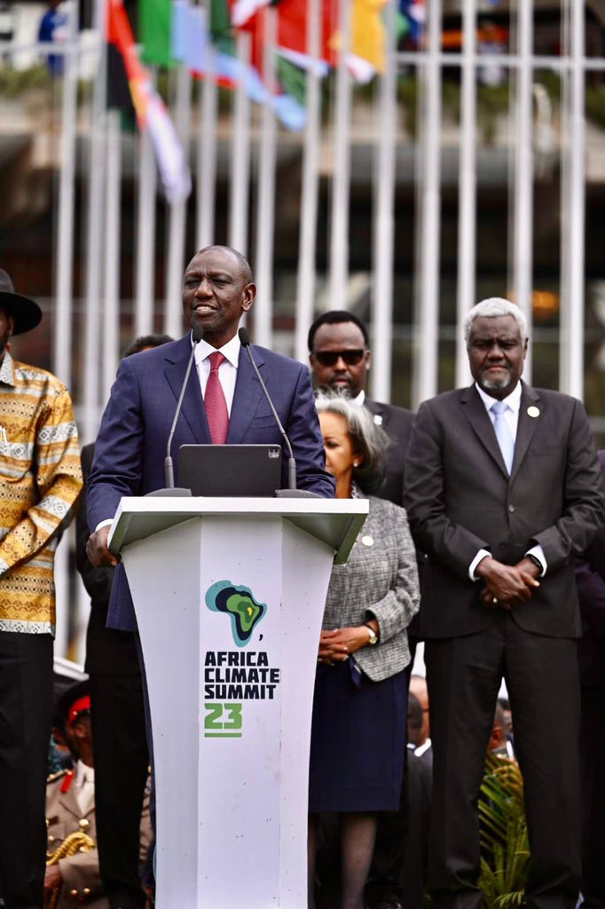AfClimateSummit's tweet image. History has been made in Nairobi. 

H.E. President, Republic Of Kenya and Chairman of CAHOSCC at the @_AfricanUnion Dr @WilliamsRuto leads Heads of State and Government in unveiling the &apos;African Leaders Nairobi Declaration on Climate Change and Call to Action&apos; as the curtains…