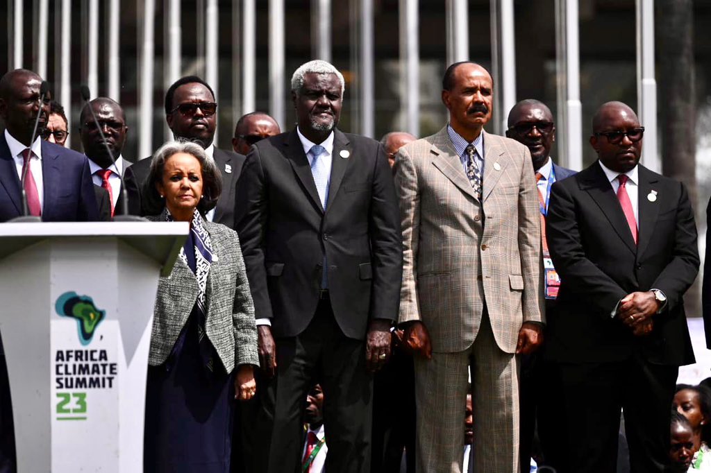 AfClimateSummit's tweet image. History has been made in Nairobi. 

H.E. President, Republic Of Kenya and Chairman of CAHOSCC at the @_AfricanUnion Dr @WilliamsRuto leads Heads of State and Government in unveiling the &apos;African Leaders Nairobi Declaration on Climate Change and Call to Action&apos; as the curtains…