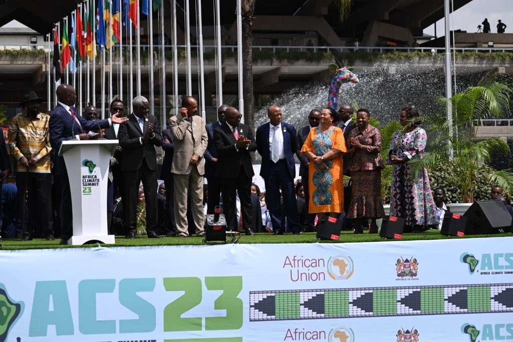 AfClimateSummit's tweet image. History has been made in Nairobi. 

H.E. President, Republic Of Kenya and Chairman of CAHOSCC at the @_AfricanUnion Dr @WilliamsRuto leads Heads of State and Government in unveiling the &apos;African Leaders Nairobi Declaration on Climate Change and Call to Action&apos; as the curtains…