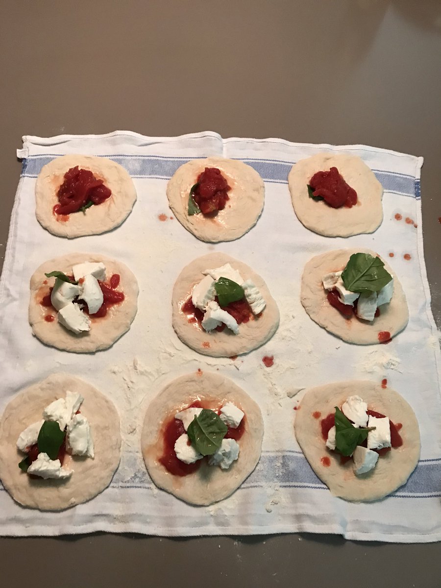 iosonoMG's tweet photo. @mpignatiello Con 25 Euro ne faccio 100 di #calzoni #panzerotti. Senza olio #Ford (tipo #Luini), ma con olio di primo uso! https://t.co/pTuB06Wzcb