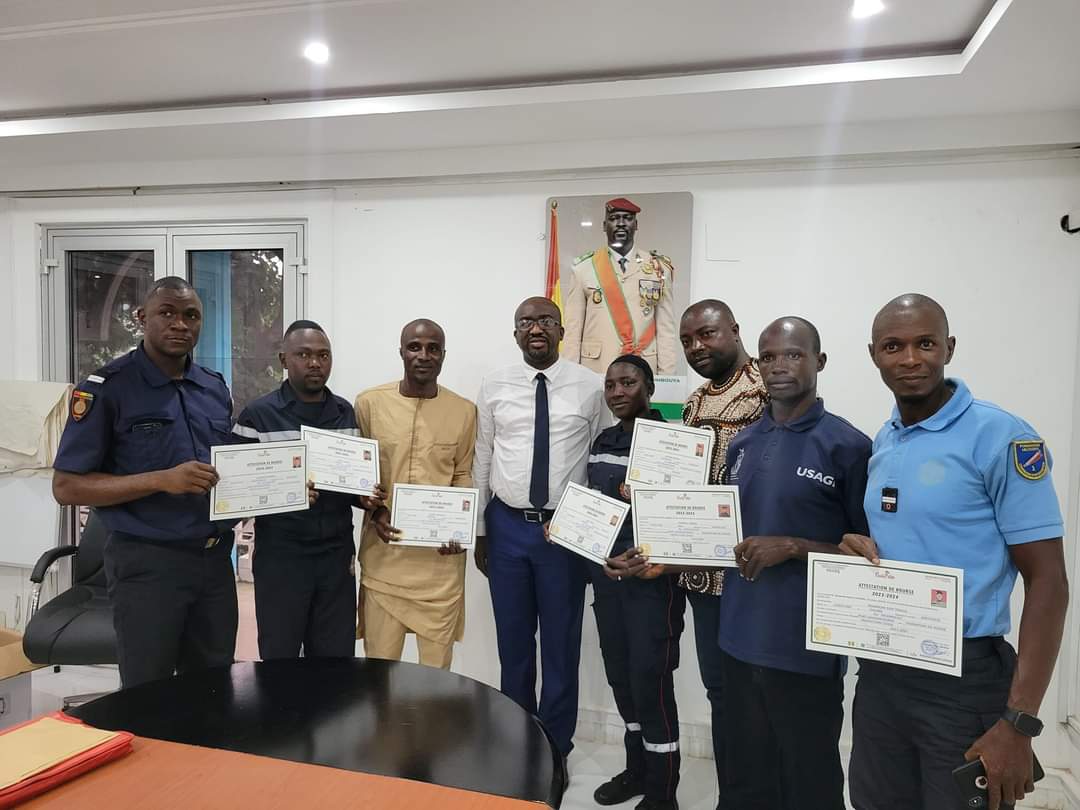 etudiantguineen's tweet photo. #Bourse #SNABE #Guinee 

Sept (7) boursiers, membres de la protection civile, s'envolent vers la Fédération de Russie pour suivre une formation avancée dans leur domaine. Leur mission principale est d'élaborer et de mettre en œuvre la politique gouvernementale en matière de sécurité et de protection civile. Cette mission englobe divers aspects, notamment la prévention de risques de toutes sortes, l'information et l'alerte des populations, ainsi que la protection des individus et leurs  biens.

#etudiantguineen #Russia