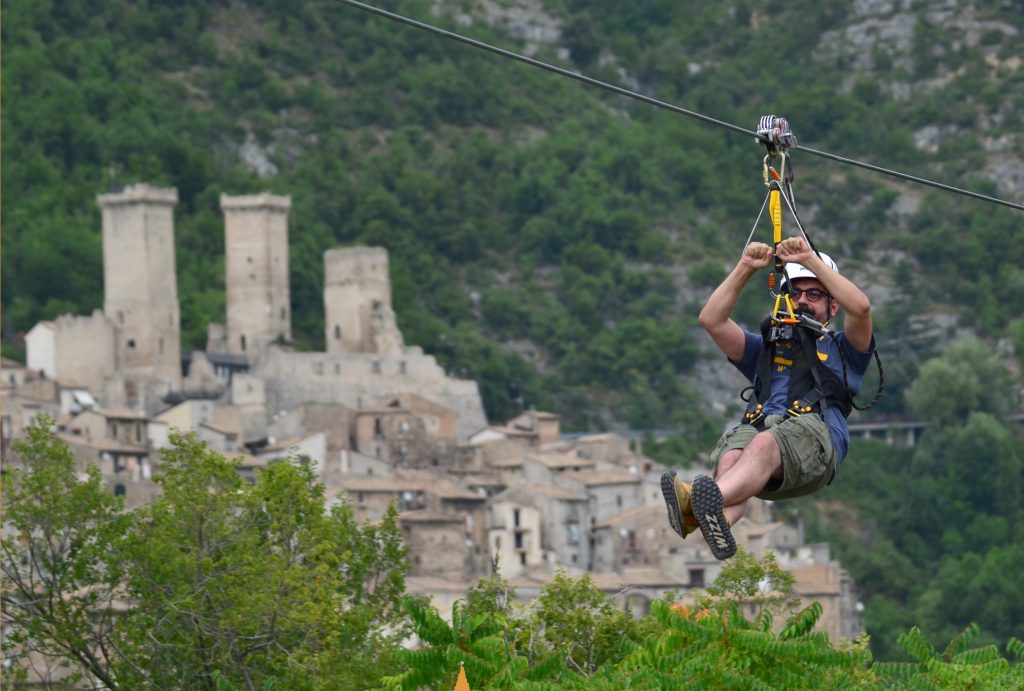 In volo con la Zipline Majella, unica nella nostra regione, sull'incantevole borgo di Pacentro (Aq). 
Un'esperienza unica che lascia incantati e con la pelle d'oca ... siete pronti a volare in alto sui cieli d'#Abruzzo?
📸Marco Palazzo
#smartabruzzo