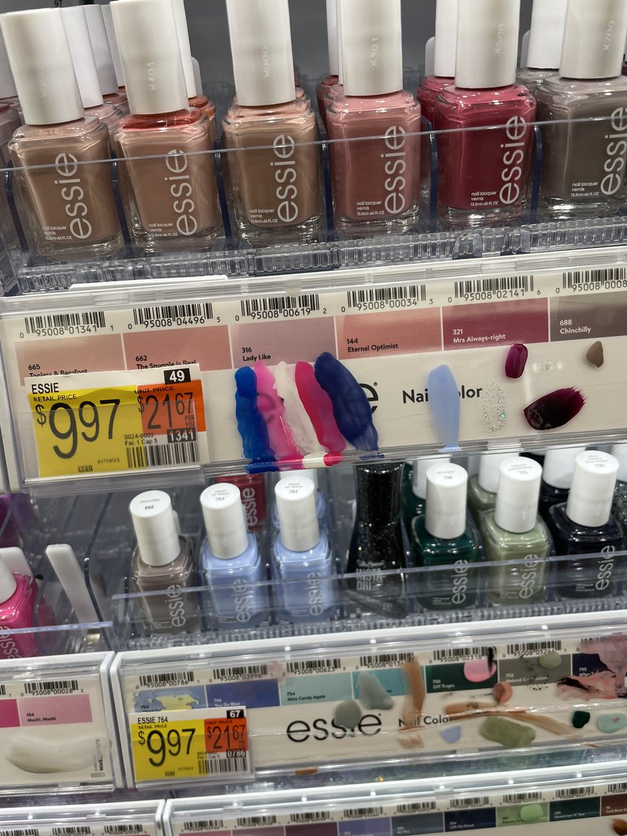 Jade_and_Co's tweet photo. y’know stuff fucking sucks rn but every time i encounter a pride flag in public it makes me really hopeful in a way i can’t describe https://t.co/5xRVetHJY4