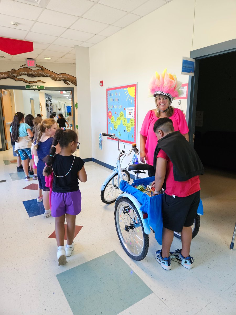 SugarloafRoar's tweet photo. Celebrating exceeding growth: #SugarloafRoar staff were treated to #Whits Frozen Custards while students chose treasures from the WigWagon! #seausroar https://t.co/gP6nrqAwt0