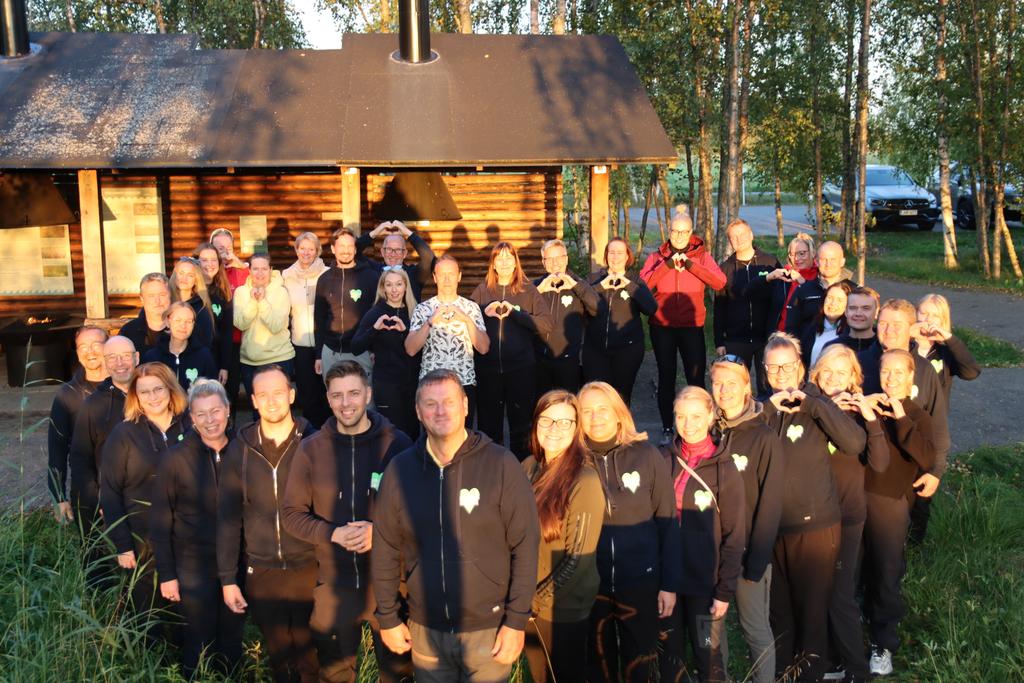 Aika pysähtyi eilen kun #arinalainen joukkue kokoontui juttelemaan aiheista: aito ja välittäminen. Näitä tarinoita ei voi kopioida, ne tehdään ja koetaan juuri sillä hetkellä. On etuoikeus kuulua tähän joukkoon #omanaittenä. Ja niin se #AitoVälittäminenYllättää taas kerran.