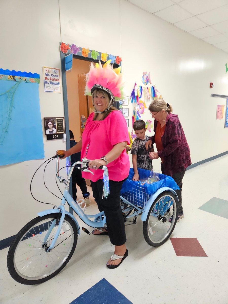 SugarloafRoar's tweet photo. Celebrating exceeding growth: #SugarloafRoar staff were treated to #Whits Frozen Custards while students chose treasures from the WigWagon! #seausroar https://t.co/gP6nrqAwt0