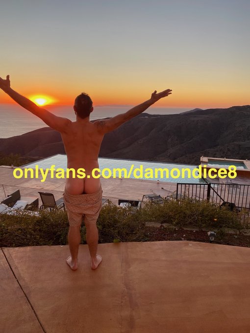 Happy HUMPday! 🥳🍑 https://t.co/oukhpRTcGu<a href="/tag/doublecreampie"class="tags"><span>#doublecreampie</span></a>