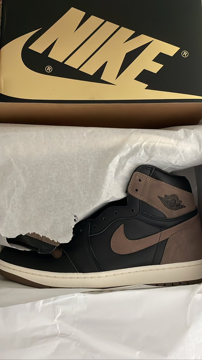 NNavram's tweet photo. So happy I doubled up on these, this pair is flawless! 🤎 happy hump day y’all @snkr_twitr #mailcall https://t.co/qDonXccVsG