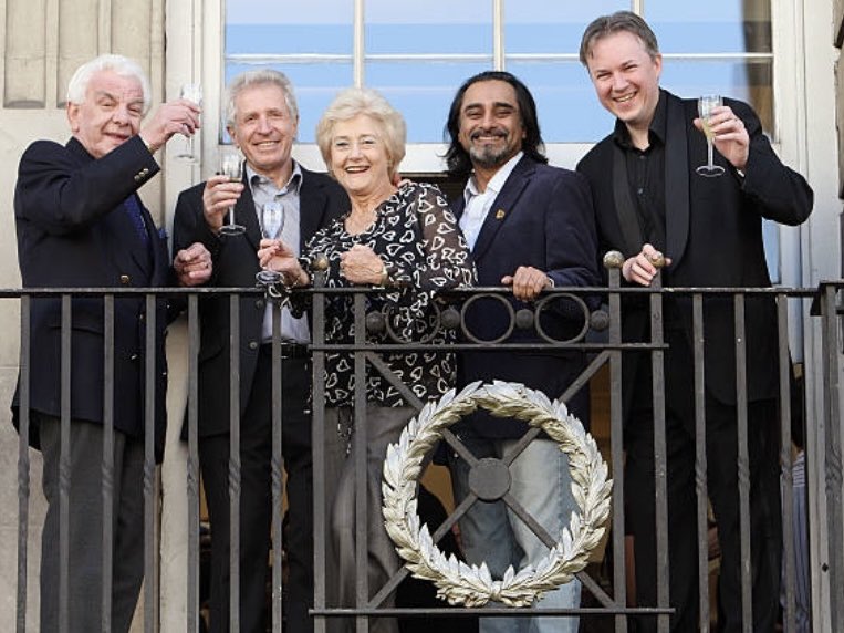 RobertWRossEsq's tweet photo. Another couple of treasured #LizFraser memories… a hotel breakfast just before a 50th anniversary #TonyHancock salute five years and a little bit ago… &amp; @BAFTA with Barry Cryer, @Thegeorgelayton &amp; @TVSanjeev for a #CTBF event.
So much laughter. #ComedyHistorian #ComicGenius https://t.co/OGp57sxcYc