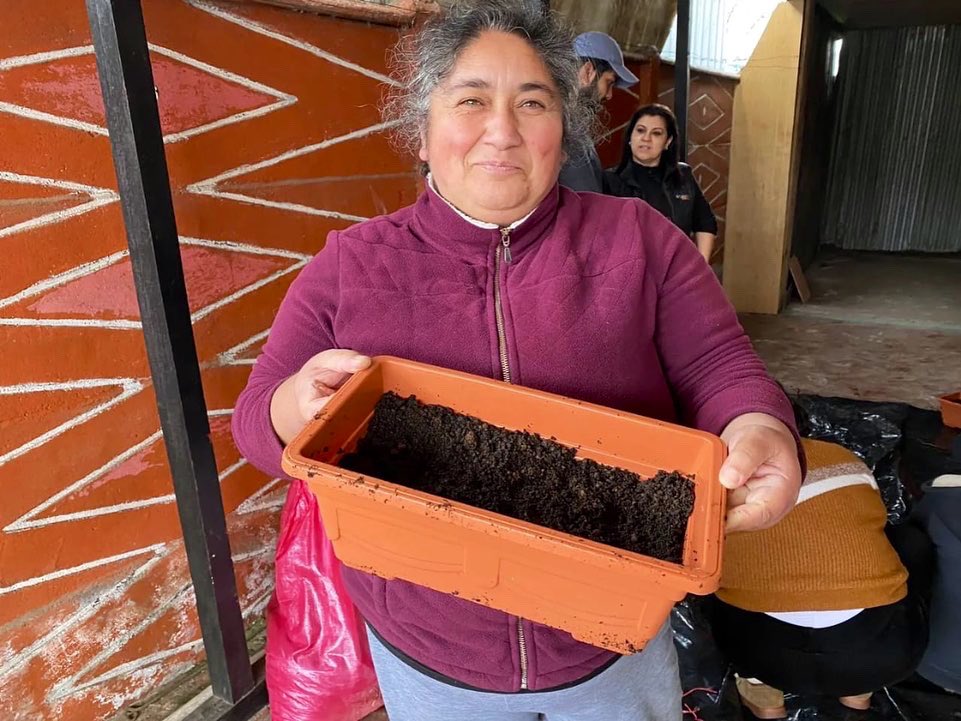 barrios8va's tweet photo. 😃Comenzamos el taller de jardinería domiciliaria con las familias de @mi_estacion #cañete, donde estamos aprendiendo sobre los tipos de jardines, cuidado de platas, tipos de semillas y más! 😃Vecinos y vecinas: los esperamos este viernes y sábado! 😍🌳💚 https://t.co/N7WnthAMaw
