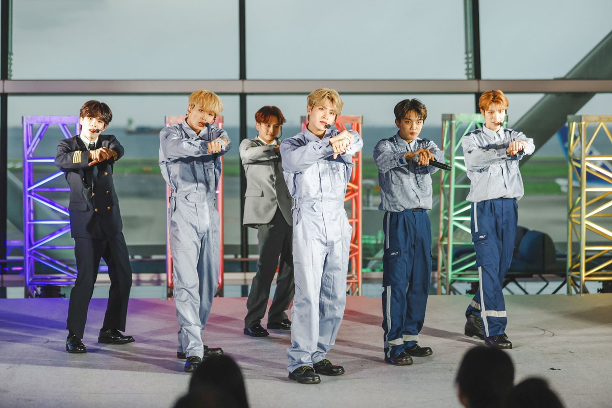 Kkorepo's tweet photo. 「イベントレポ」#DXTEEN 2ND SINGLE『#First_Flight』ついにリリース! ⽻⽥空港にてANAコラボイベント開催︕制服姿で登場
https://t.co/AZR4sqQNgc https://t.co/9eLEgMeb1a
