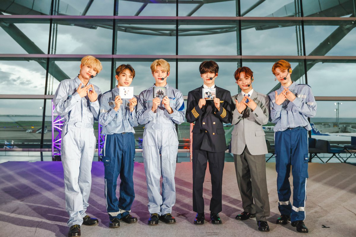 Kkorepo's tweet photo. 「イベントレポ」#DXTEEN 2ND SINGLE『#First_Flight』ついにリリース! ⽻⽥空港にてANAコラボイベント開催︕制服姿で登場
https://t.co/AZR4sqQNgc https://t.co/9eLEgMeb1a