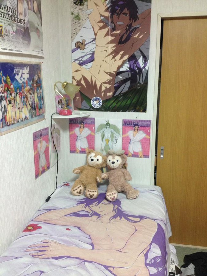 ベッドから離れた場所にある目覚ましを止めようとして足をもつれさせて机に右肩からタックルし、脱臼したが自分で治せず激痛も相まって救急車を呼んで救急隊員にこの部屋を見られたことが一番の心の怪我です。

 #今までで一番やばい怪我を暴露する見た人もする