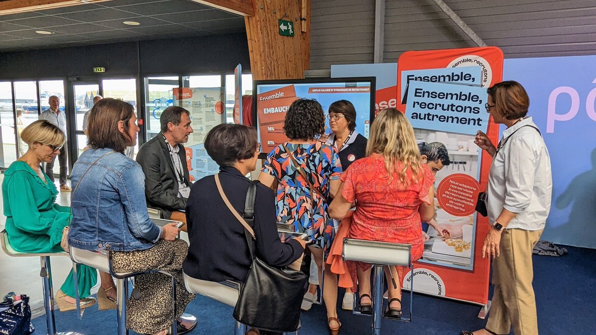 FTravail_BZH's tweet photo. @pole_emploi @fe_breton2022 @VilleSaintMalo @SaintMaloAgglo @CCIRBretagne @ApecBretagne @produitenbzh @ccifrance @ABEA_Bzh En direct du Village du #FEB2023 ⤵️
Session découverte de la Méthode de #recrutement par simulation (#MRS).

Les participants peuvent essayer sur tablette les exercices proposés aux candidats lors de ce type de recrutement innovant basé sur les compétences plutôt que le CV https://t.co/pCt1GZLS5F