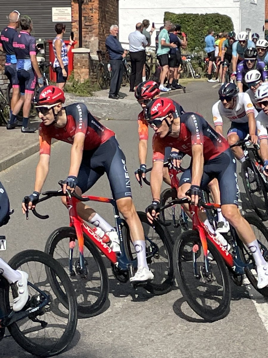 _timwiddowson's tweet photo. #Eakring … Thought a sharp right hander might slow the peloton down a bit (along with masses of other people) absolutely no chance pretty much full gas no obvious shrieks of brakes) Great crowd at the junction with Main Road enjoying the September sun and the @TourofBritain https://t.co/NgGEm7BTiD