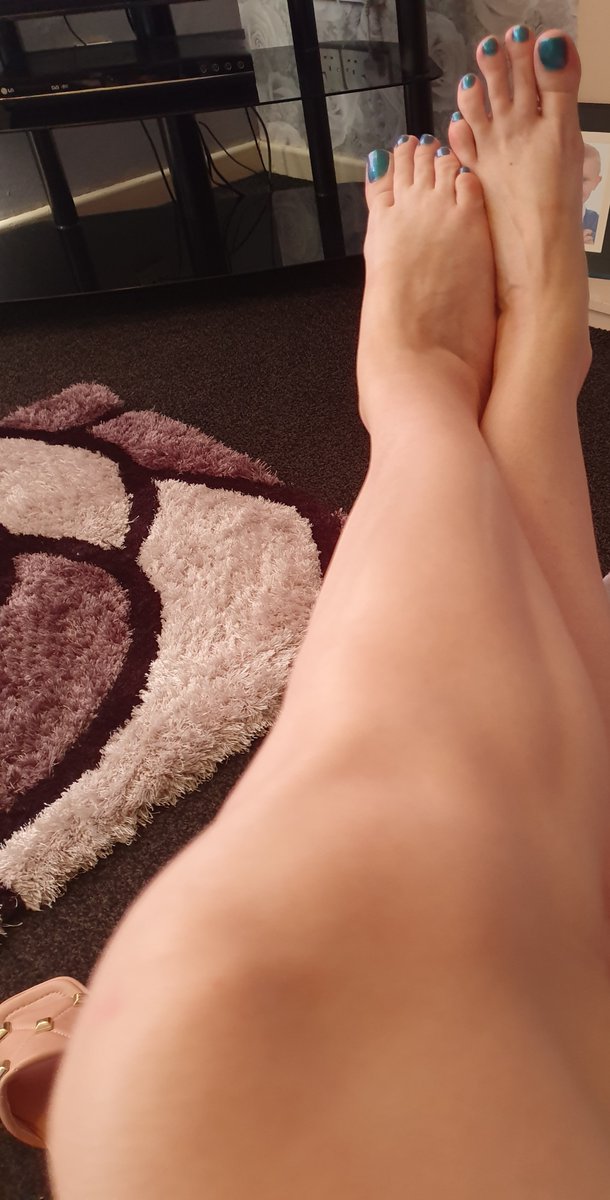 MsPetiteFeetx's tweet photo. Some pics with my new nail color!!
Message me for customs and requests x #Feet #Toes #Milf #Mommy https://t.co/OGbn9CvA9n
