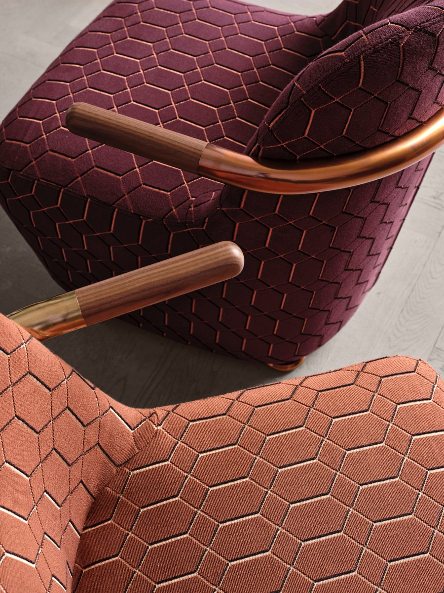 Jackson goes everywhere!
The optional armrests in tubular steel and massive wood is a distinctive detail as manifest as a pair of red or black patent leather shoes.
