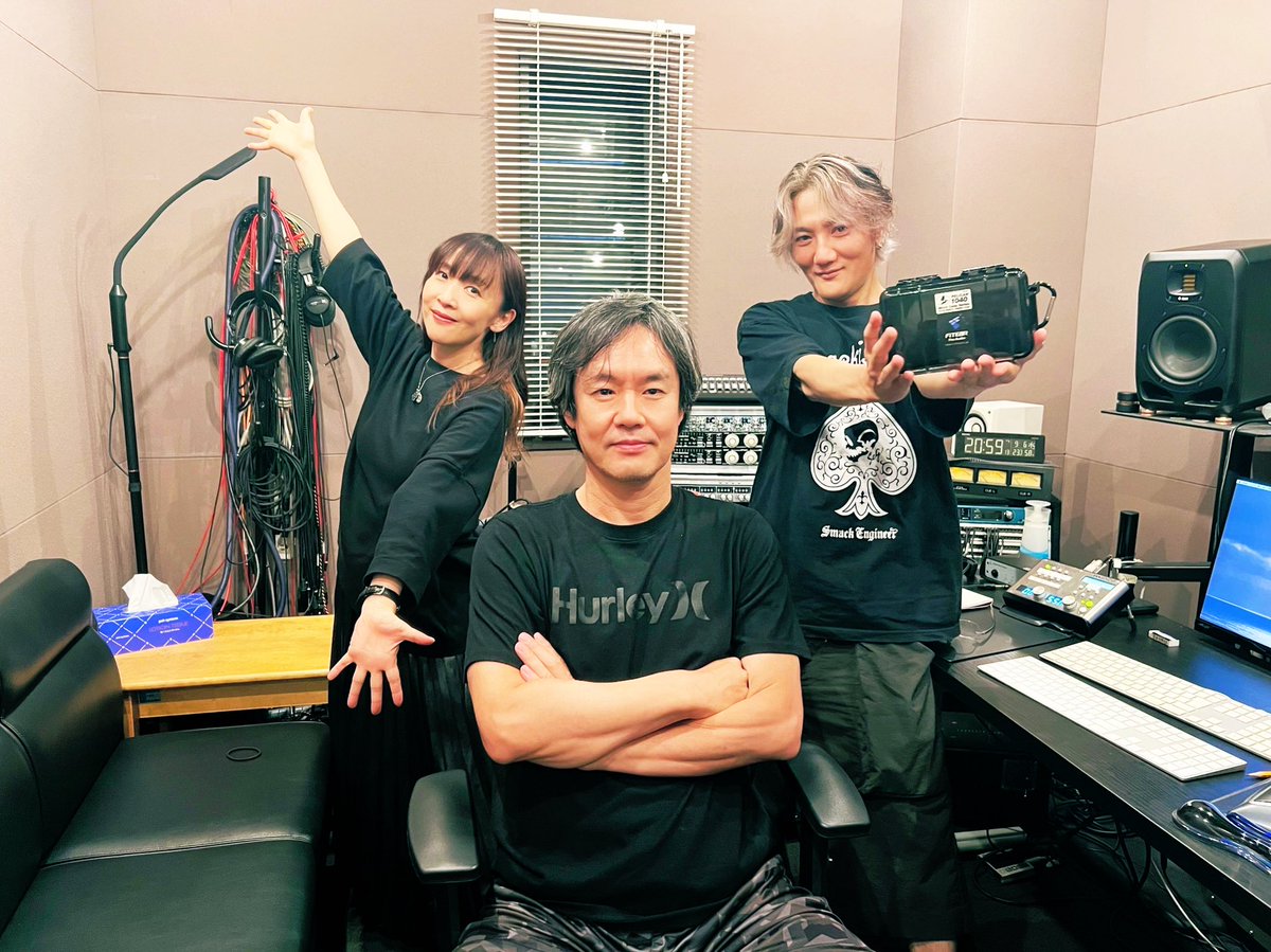 angela_KATSU's tweet photo. 11枚目のアルバム💿
「Welcome!」トラックダウン
まで…全曲完了！！！

こ、これで、、何かあっても
作品は残せる……

長かった、、このアルバム制作
かなり楽しい一枚😃

angelaの拘りを…
地獄の底まで徹底的に磨き仕上げて
くれた、エンジニアの原裕之さん

完成間近……あと少し🤏 https://t.co/a0WmwDjuDH