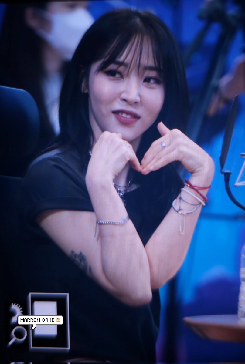 _marroncake's tweet photo. 230906 아이돌라디오 프리뷰
햄디 한 달 동안 고생했어 🐹💙
#마마무 #문별 https://t.co/RYSoKQQTrE